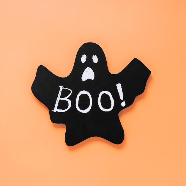 Gratis foto black paper ghost with boo! opschrift