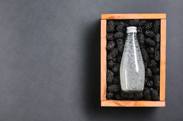 Blackberry-sapfles op houten doos