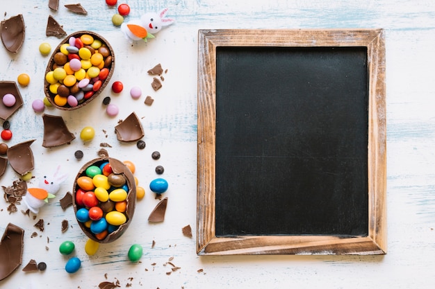 Blackboard dichtbij pasen-snoepjes en konijnen