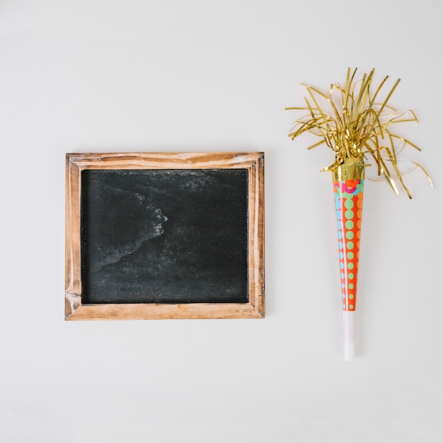 Gratis foto blackboard en feesthoorn