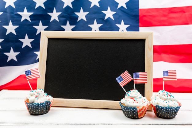 Gratis foto blackboard en gebak voor independence day