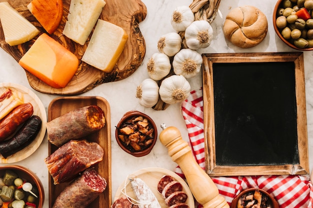 Blackboard en servet in de buurt van ingrediënten