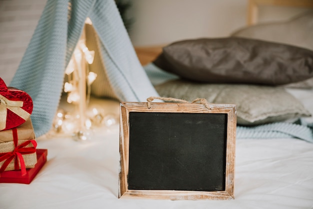 Gratis foto blackboard in de buurt van presenteert en deken tent