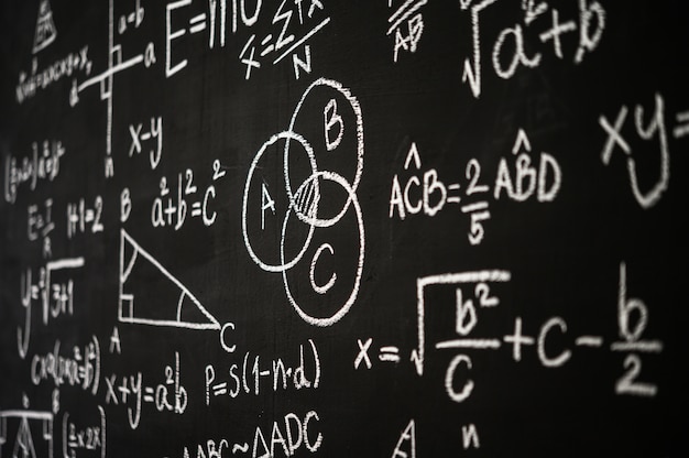 Gratis foto blackboard ingeschreven met wetenschappelijke formules en berekeningen