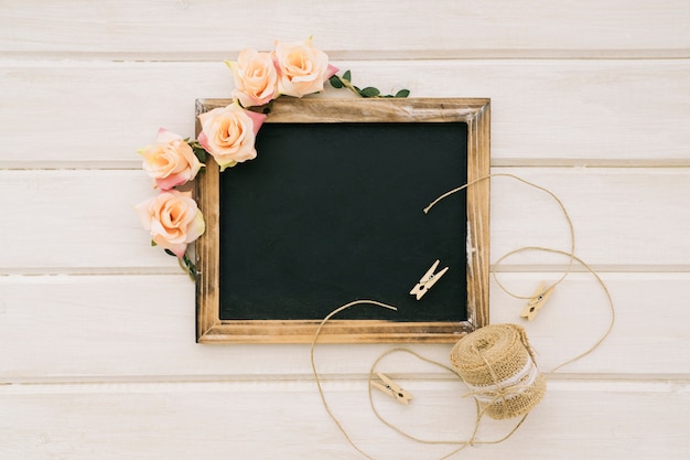 Blackboard met bloemen en koord met doekjes