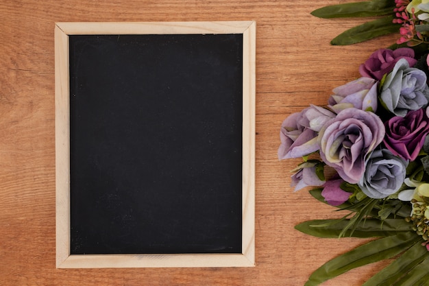 Gratis foto blackboard met bloemen