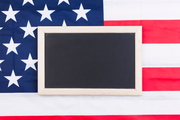 Blackboard op USA vlag achtergrond ter ere van Independence Day