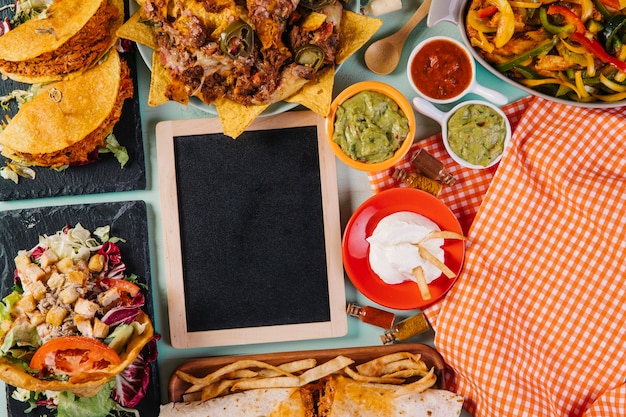 Blackboard te midden van Mexicaanse gerechten en tafelkleed