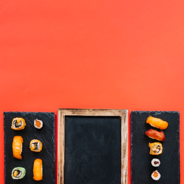Gratis foto blackboard tussen sushi-borden