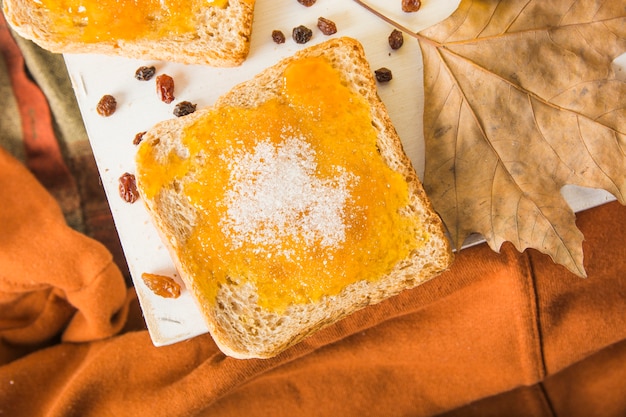 Gratis foto blad in de buurt van zoete toast