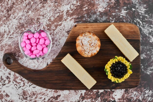 Bladerdeeg met roze snoepjes en wafels.