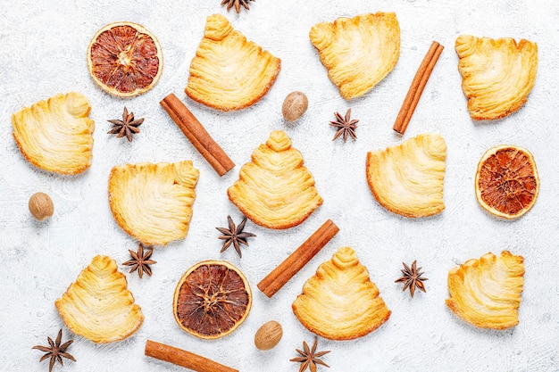 Bladerdeegkoekjes in de vorm van een kerstboom.