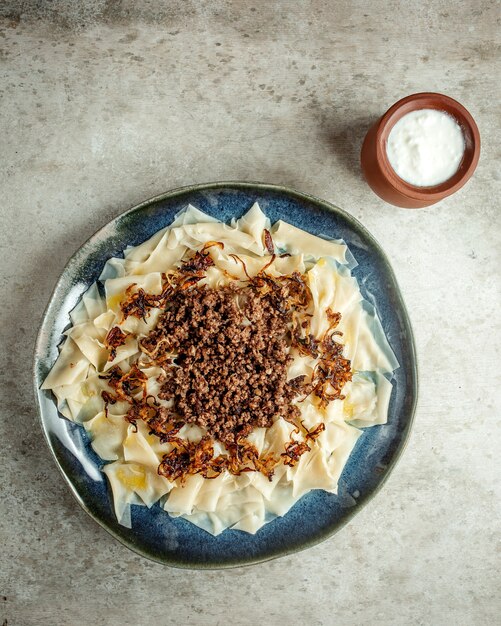 Bladeren khinkali met zure yoghurt