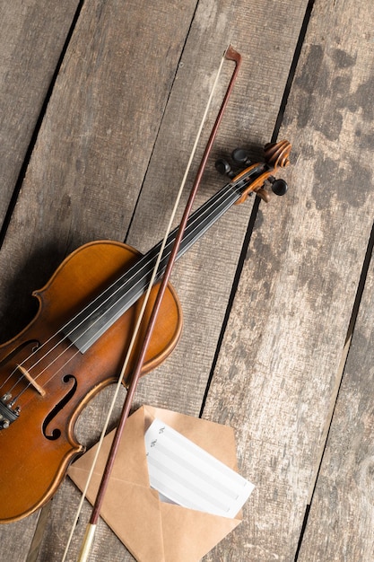 Bladmuziek en viool op houten tafel