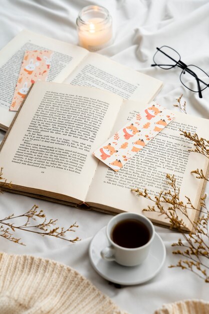 Bladwijzers en boeken onder hoge hoek