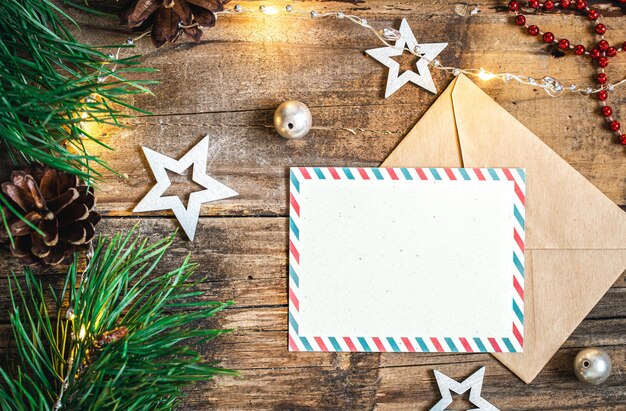 Blanco briefkaart envelop en kerst decor op houten achtergrond kopie ruimte