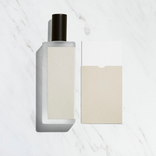 Blanco etiket op een parfumflesje en blanco visitekaartje