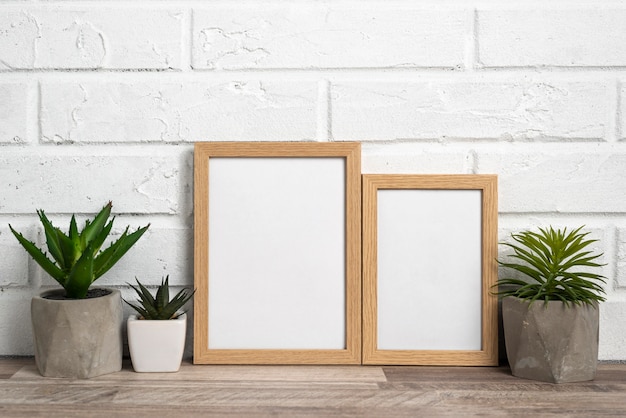 Blanco frames naast bloempotten