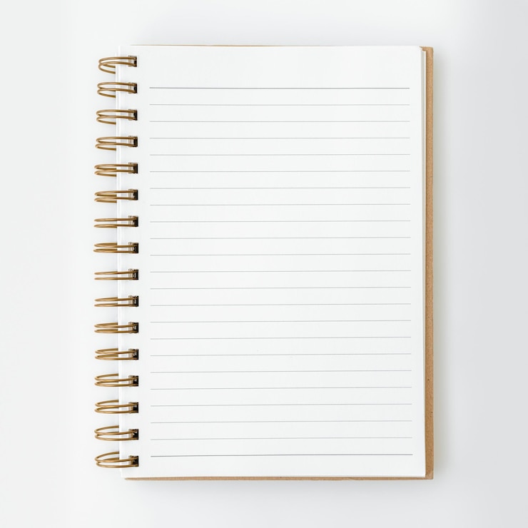 Gratis Foto blanco gelijnd notitieboekje op een witte tafel