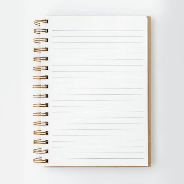 Blanco gelijnd notitieboekje op een witte tafel