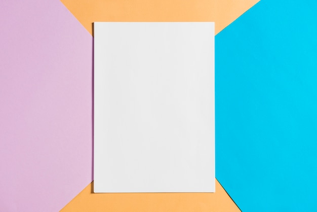 Blanco papier blad op kleurrijke papieren achtergrond