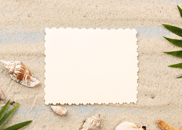 Blanco vel papier op zand