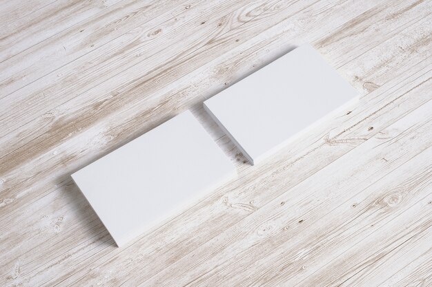 Blanco visitekaartjes op houten bureau. 3D-afbeelding.
