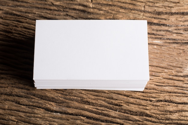 Blanco witte visitekaartje presentatie van bedrijfsidentiteit op houten achtergrond
