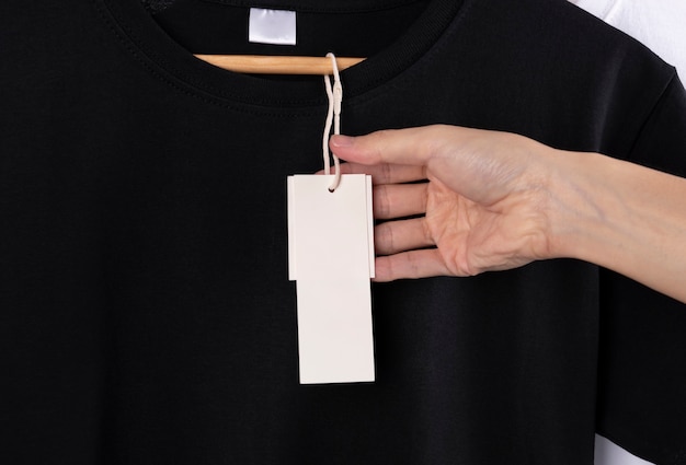 blanco zwart t-shirt en blanco label tag voor reclame.