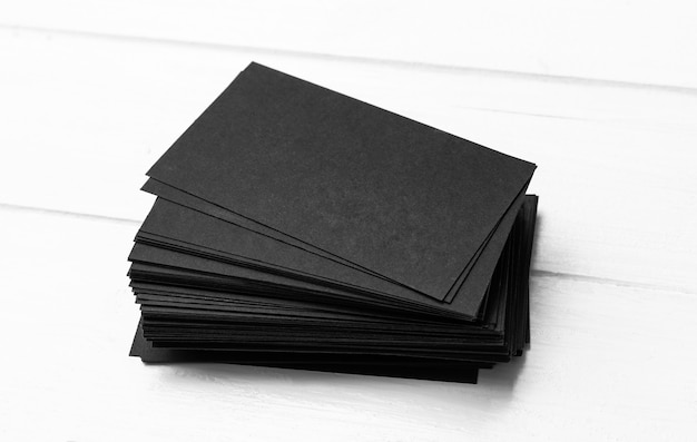 Blanco zwarte visitekaartjes stapel op witte tafel voor uw ontwerp