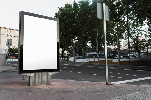 Blank billboard op de stoep in de stad