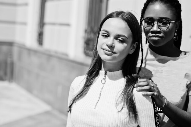 Blank Kaukasisch meisje en zwarte Afro-Amerikaanse samen Wereldeenheid raciale liefde begrip in tolerantie en rassen diversiteit samenwerking