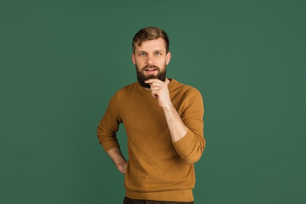 Blanke man portret geïsoleerd over groene muur met copyspace