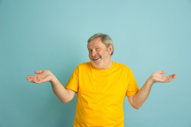 Blanke man uitnodigend, onzeker gebaar geïsoleerd op blauw