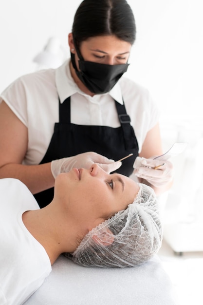 Blanke vrouw die een microblading-procedure ondergaat