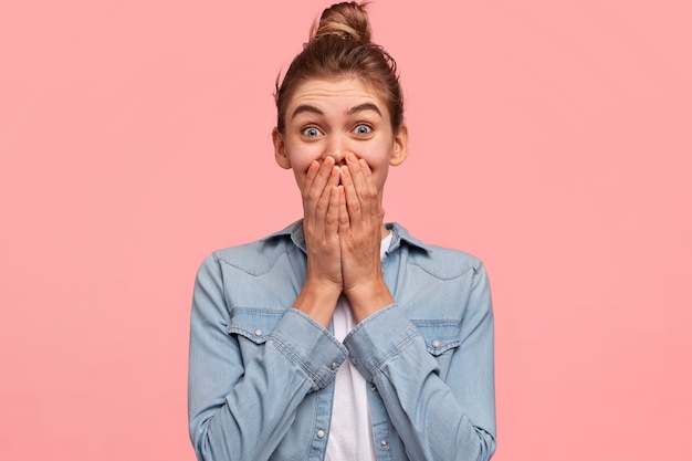 Blanke vrouw, gekleed in denim overhemd