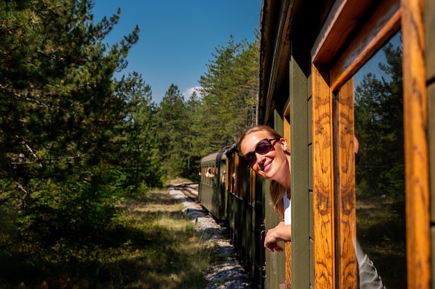 Gratis foto blanke vrouw kijkt uit het treinraam