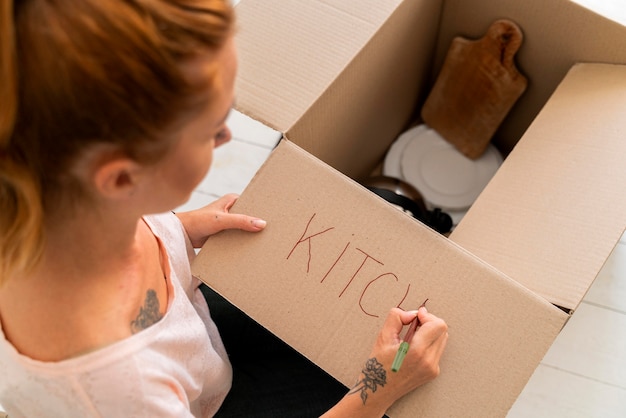 Gratis foto blanke vrouw maakt zich klaar om naar een nieuw huis te verhuizen