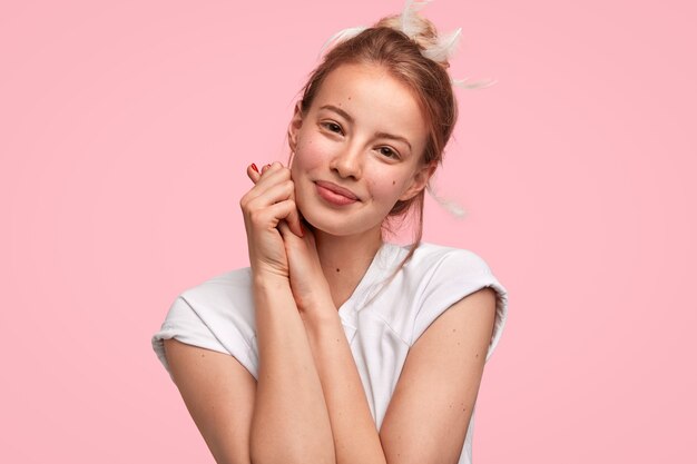 Blanke vrouw met veren in haar