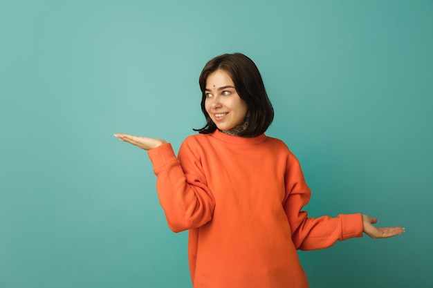 Blanke vrouw portret geïsoleerd op blauw