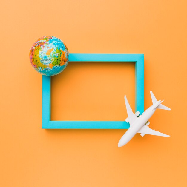 Blauw frame met vliegtuig en globe