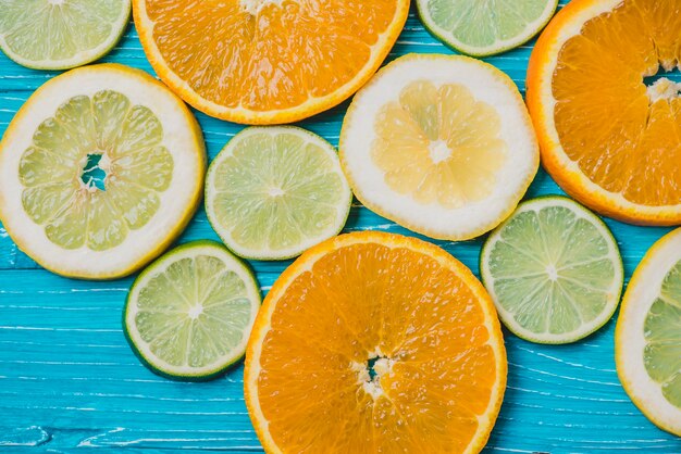 Gratis foto blauw houten oppervlak met verscheidenheid aan fruitplakken