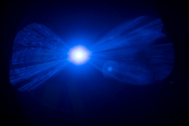 Blauw lensflare-effect op een zwart achtergrondbehang