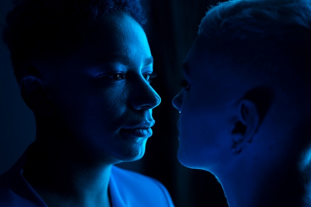 Gratis foto blauw licht portret achtergrond