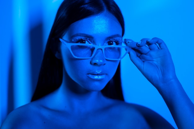 Gratis foto blauw licht portret achtergrond