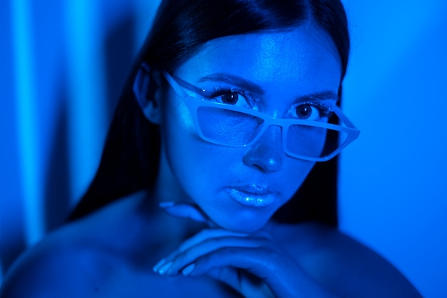 Blauw licht portret achtergrond