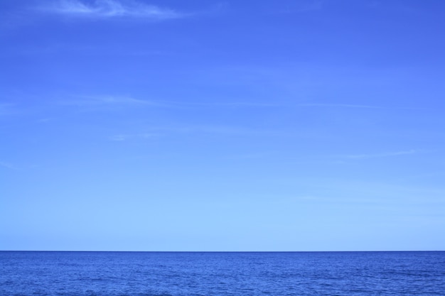 Blauw lucht en zee landschap