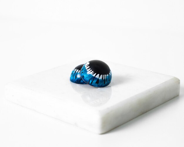 Blauw ontworpen chocolade kunst snoepjes op de witte vloer