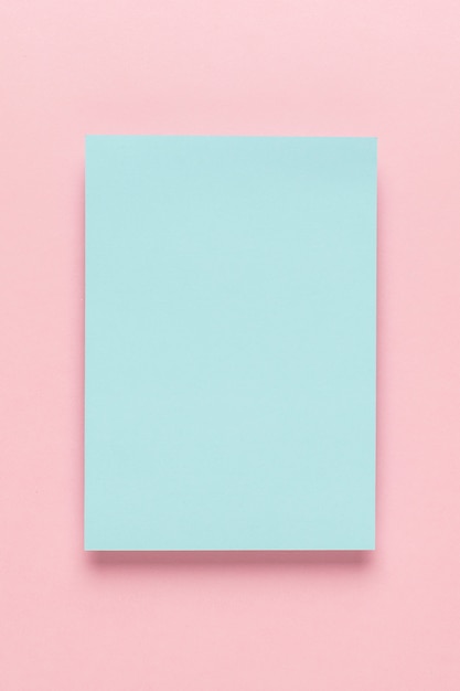 Blauw papier op roze