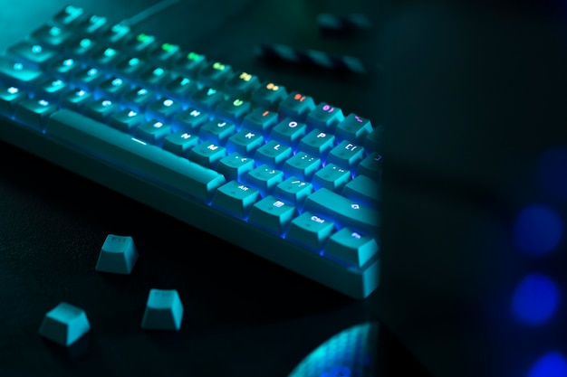 Blauw toetsenbord met lampjes hoge hoek
